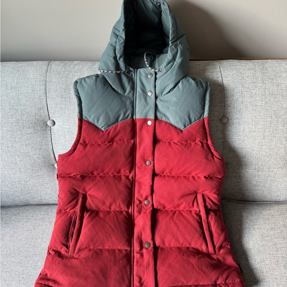 Patagonia Women’s Bivy Vest Down Filled Puffer in Drumfire Red w Mushroom Lining - Picture 3 of 12
